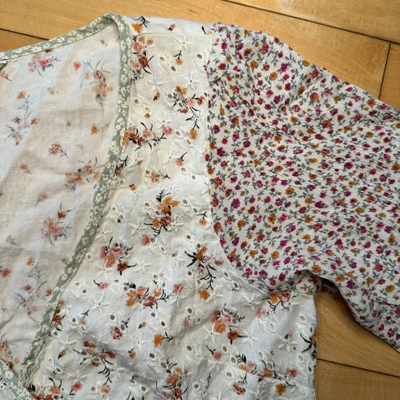 AMERICAN EAGLE Eyelet Mixed Print Cross Front Crop Top Blouse - small - Picture 4 of 8